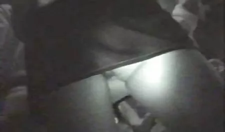 暗い通りで巨大なコックを持つ陽気な学生 金粉 女 動画