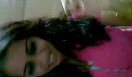 ブルネットは喜んで彼女のお尻にお湯の蛇口を持っています。 女性 動画 玩具