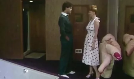 屋外の座席で必死に強打。 アダルト 動画 女