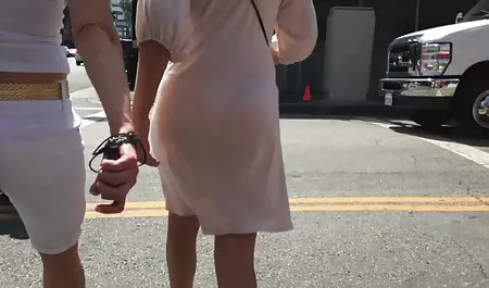 若い女性は喜びので、彼女のタクシーに行かせていた マッサージ 女性 動画