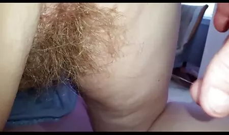 女の子は男と一緒にベッドの上で運動を続ける 女性 イク 動画