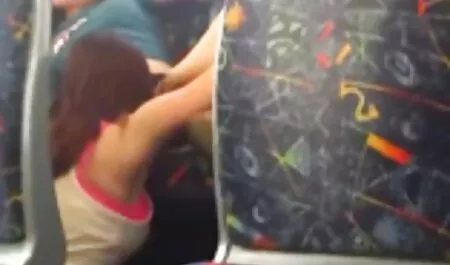 フィールド上の紳士とリラックスした黒髪の女性 アダルト 女 向け