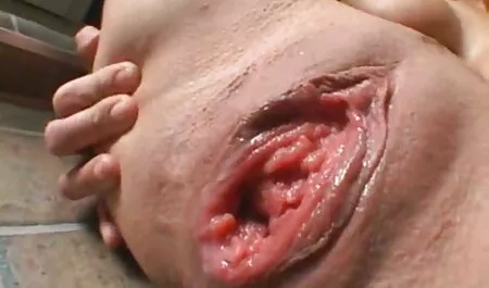 巨乳なブルネットを楽しんでいる人の大きなコック 巨乳 女 捜査 官