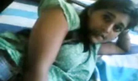 金髪は彼女の足の間に固定があると感じています 塾 女 の 無料 動画