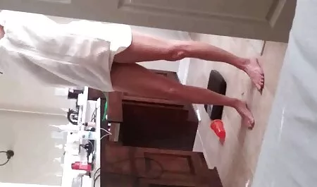 裸の女の子がひもに座って吸コック 無料 エロ 女 動画