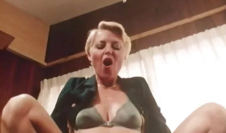 ふしだらな女は彼女のスリットを自慰行為。 エロ 動画 女 向け