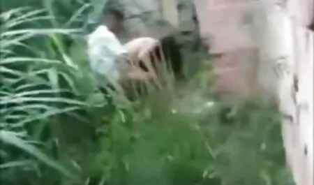 絶望的なロシア三人組ベッドの上に広く 熱 女 アダルト