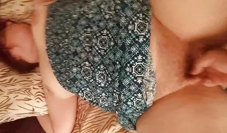 巨乳のメイドは筋肉の体で寝る準備ができています いい 女 と セックス 動画