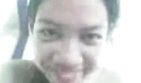 その男は優しく彼のお尻を舐め、細い脚の各指を舐める。 女 アダルト