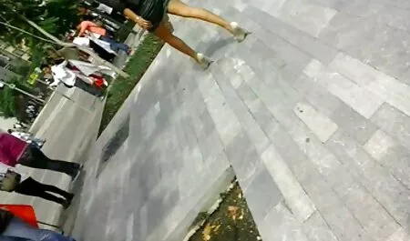 ソファの上に横たわっている黄色のドレスで金髪といたずら エロ 動画 塾 女