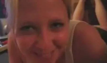 女の子は愛人の猫を愛撫し、彼女の足を燃やし、柔らかい アダルト 動画 女 向け