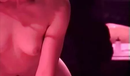 魅力的なブルネット遊びとともにa獣,busty 女の子 えろ 動画