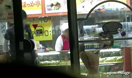 子供は木製のテーブルの上に友人を粉砕します アダルト 塾 女