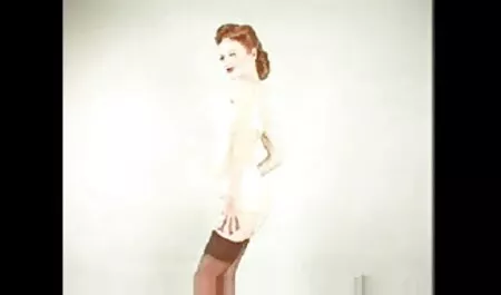 茶色の髪の少女は彼女の男のためにうれしい驚きを用意しました 女性 動画 官能