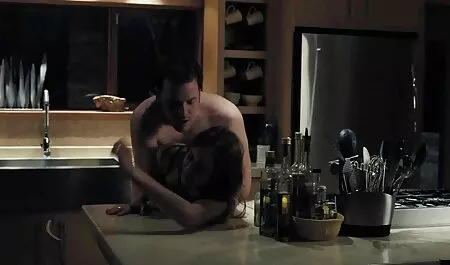 ミルク長い足。 女 と 女 セックス 動画 美しいジャンプ彼女の滑りにハードコック