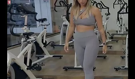 雛はサウナで休息しており、お尻で犯されています アナル 女性 動画