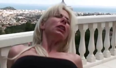 茶色の髪のオタクの女の子はハロウィーンの夜に二人の男の家を取る m 女 セックス 動画