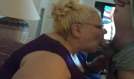 ハンサムな男の群衆は、すべての側からセクシーな茶色の髪の女の子をハンマー 女 友達 フェラ 動画