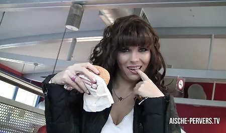 金髪framing彼女のスリットとお尻のための二つの強い男 無料 動画 女性 av