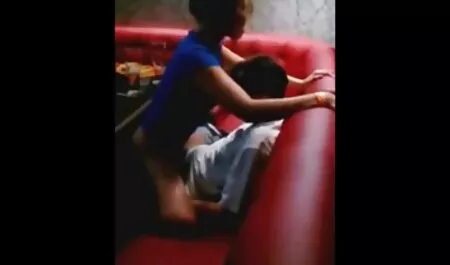 ロシアの学生とともに眼鏡ふけるに大きなディックの仲間 エロ 動画 ちじょ